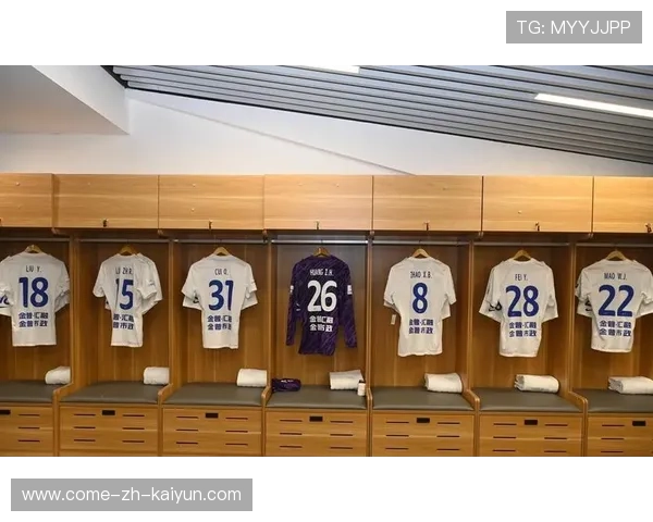 球队更衣室揭秘：团队氛围成就赛场表现，各球队更衣室大佬